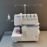 JUKI - MO-735 Coverlockn&auml;hmaschine / Vorf&uuml;hrmodell